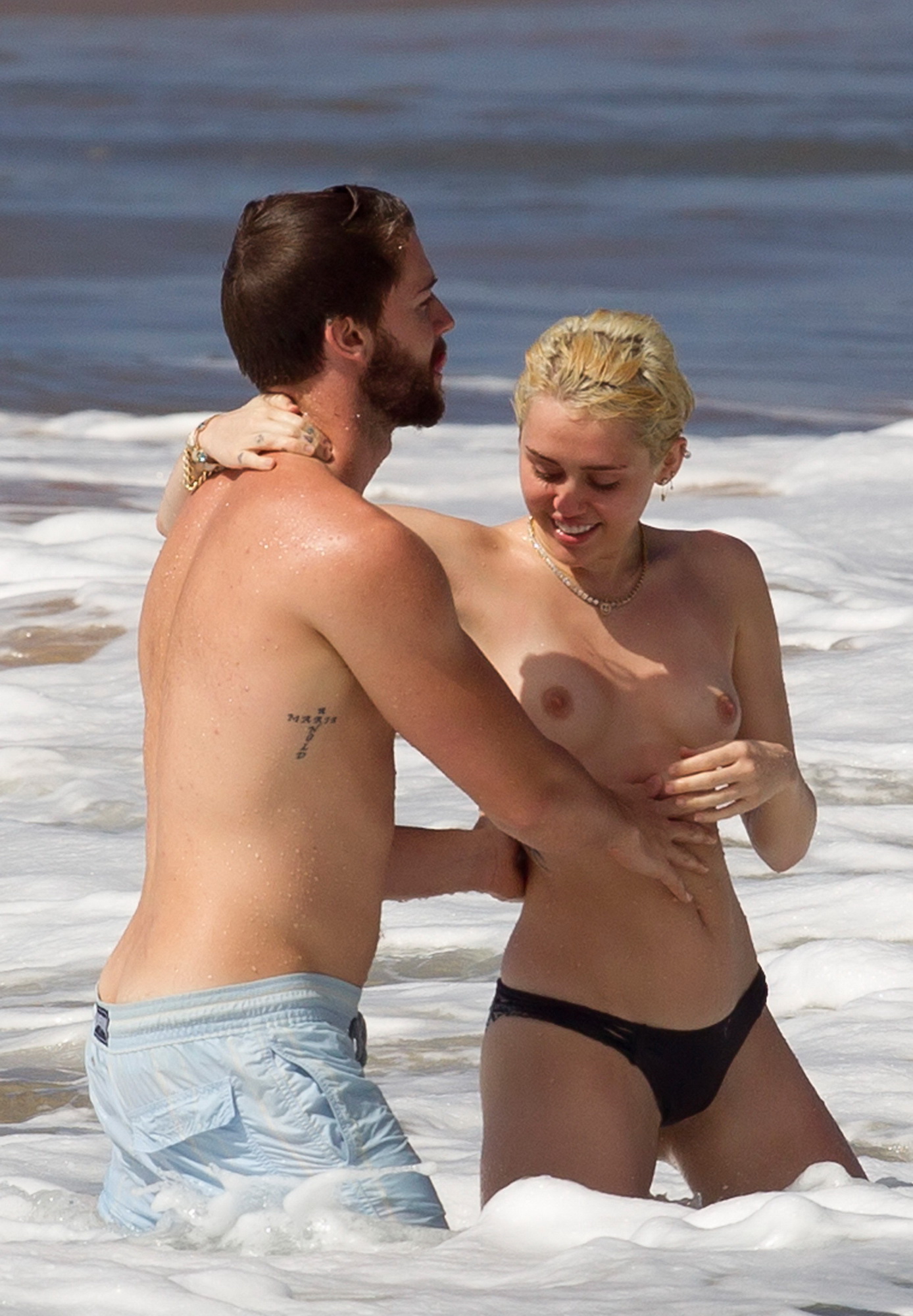 Miley-Cyrus-Topless-On-The-Beach-In-Hawaii-1  Celebrity -1884