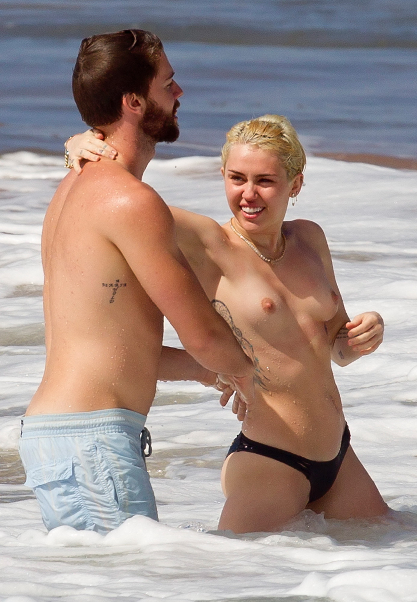 Miley-Cyrus-Topless-On-The-Beach-In-Hawaii-2  Celebrity -2805