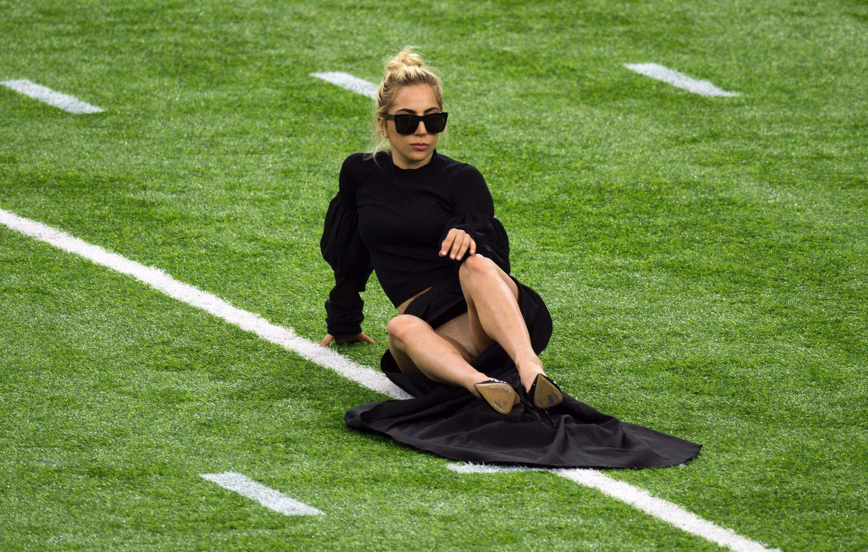 Lady Gaga Upskirt At Super Bowl 2017 On Nrg Stadium 03 Celebrity