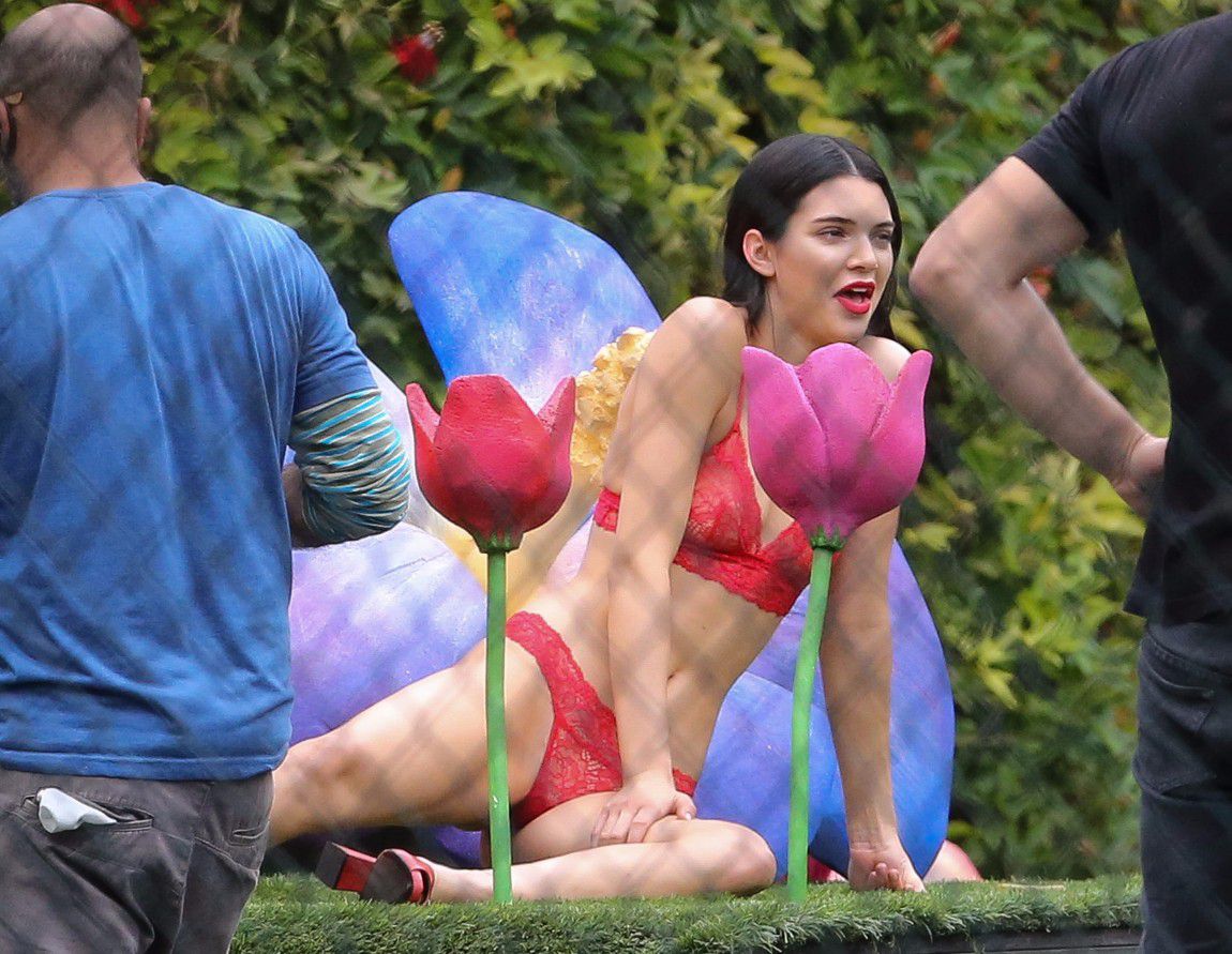 Kendall Jenner - Sexy al aire libre lencería.